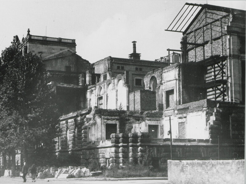 Ostflügel der Bibliotheca Albertina nach der Zerstörung im Zweiten Weltkrieg. Links im Bild ist der Eingangsbereich zu erkennen.