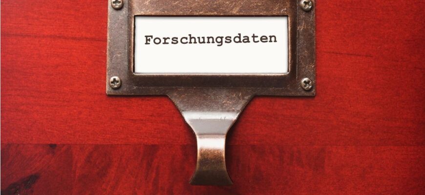 Rote Holzkiste beschriftet mit "Forschungsdaten", Foto: Colourbox/URZ