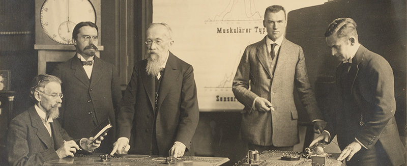 Wilhelm Wundt zwischen seinen Mitarbeitern am Institut für experimentelle Psychologie um 1913, von links nach rechts: Ottmar Dittrich, Wilhelm Wirth, Wilhelm Wundt, Otto Klemm und Friedrich Sander (Universitätsbibliothek Leipzig)