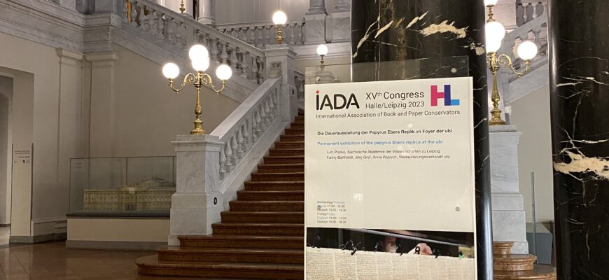 Blick in das Foyer der Bibliotheca Albertina. Im Vodergrund sieht man ein Plakat zum IADA-Kongress.