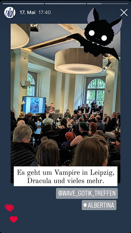 Ein Foto vom vollen Café, dazu der Text: "Es geht um Vampire in Leipzig, Dracula und vieles mehr."