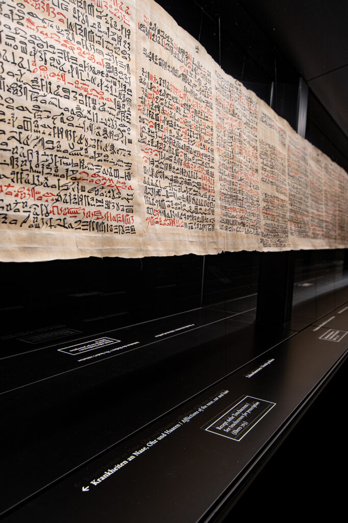 Schauraum Papyrus Ebers mit einer beleuteten Stelle des Papyrus