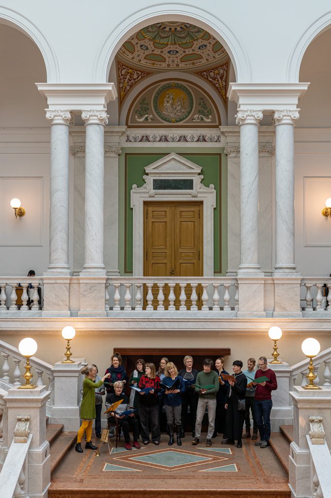 UBL-Chor am 16. Dezmeber im Foyer der Bibltiotheca Albertina