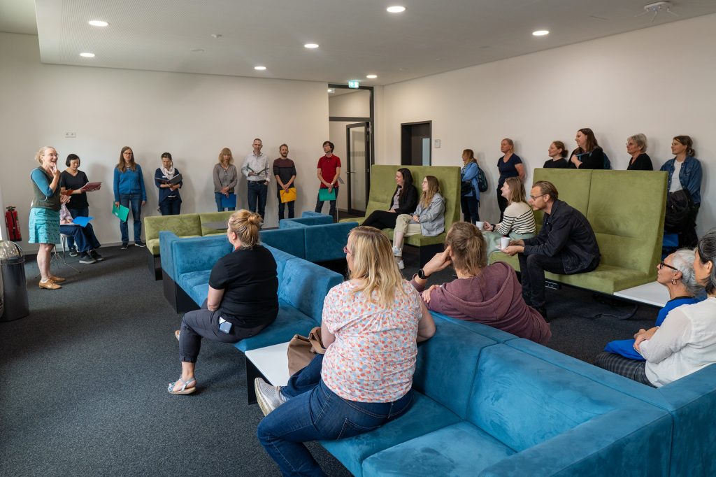 UBL-Chor beim "Wir für uns" in der Bibliothek Erziehungs- und Sportwissenschaften.