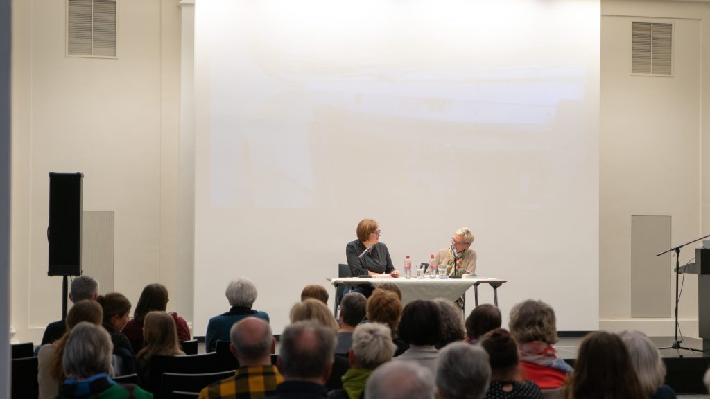 Hanka Kross bei der Lesung von "Hinter Fragen", Foto: Universitätsbibliothek Leipzig