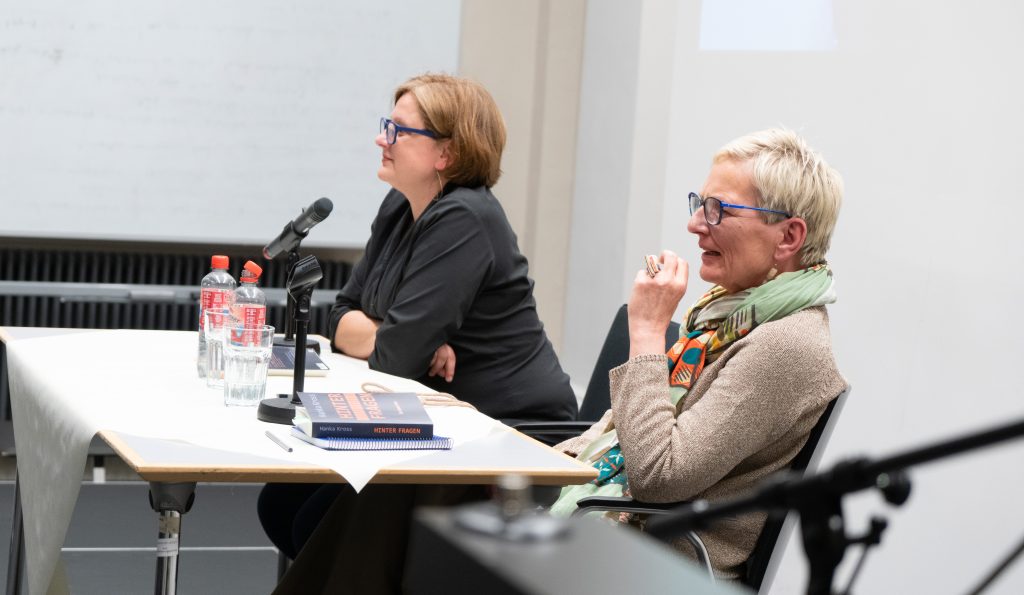 Hanka Kross bei der Lesung von "Hinter Fragen", Foto: Universitätsbibliothek Leipzig
