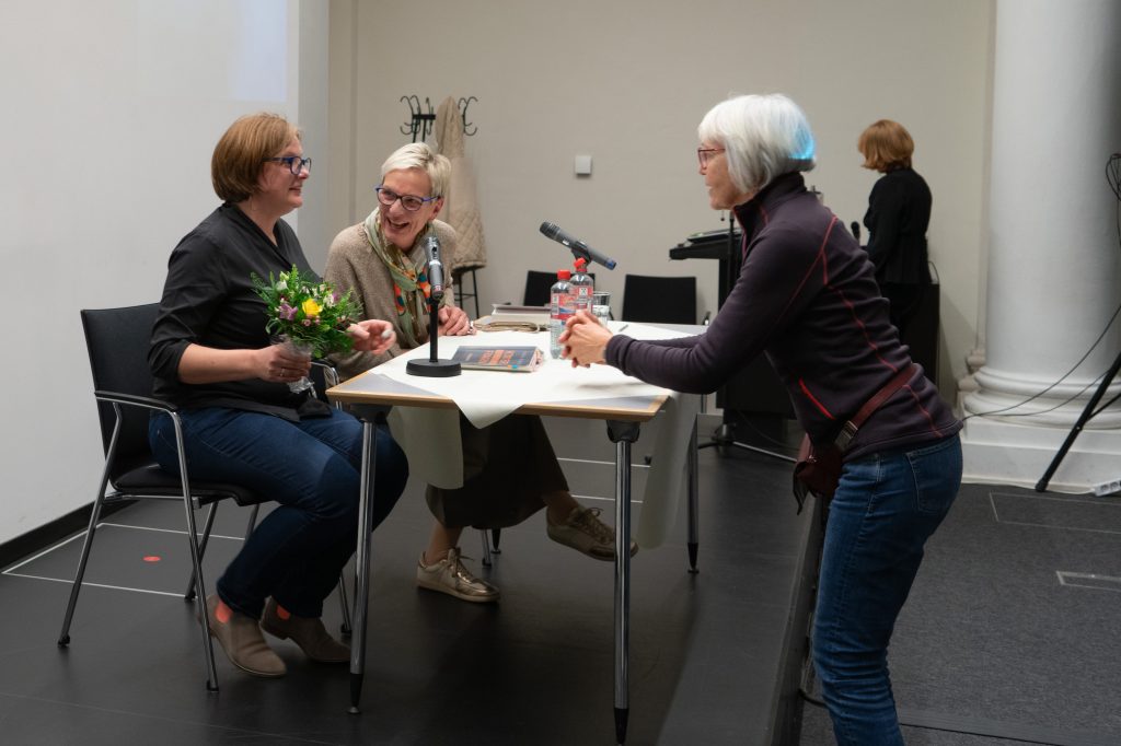 Hanka Kross bei der Lesung von "Hinter Fragen", Foto: Universitätsbibliothek Leipzig