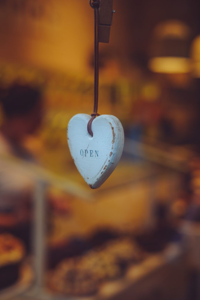 Schlüsselanhänger mit weißem Herz und Aufschrift "Open"