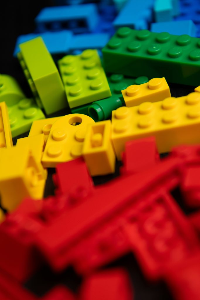 Eine Nahaufnahme eines Haufens bunter Lego-Bausteine