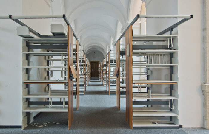 Leere Regale im Freihandbereich der Bibliothek.