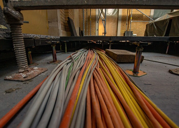 Verschiedenfarbige Kabel laufen im Boden des Lesesaals entlang.