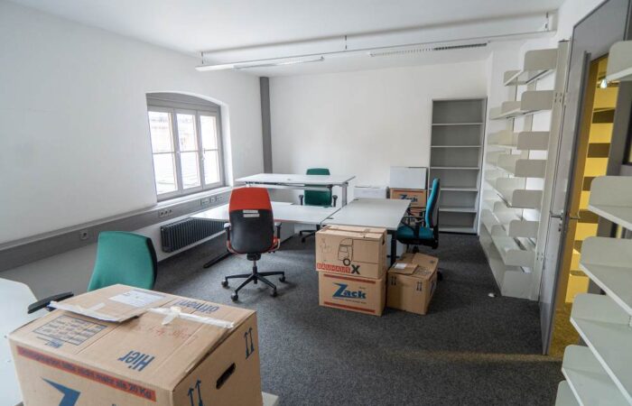 Leeres Büro mit Umzugskisten