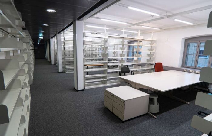 Raum in der Bibliothek mit leeren Bücherregalen