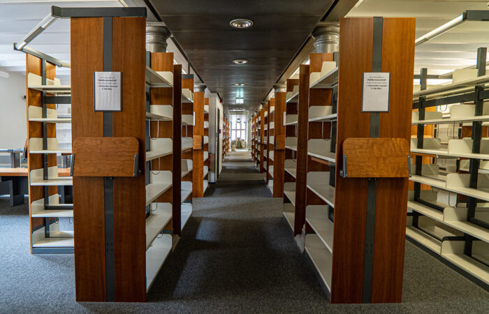 Freihandbereich der Bibliothek mit leeren Regalen