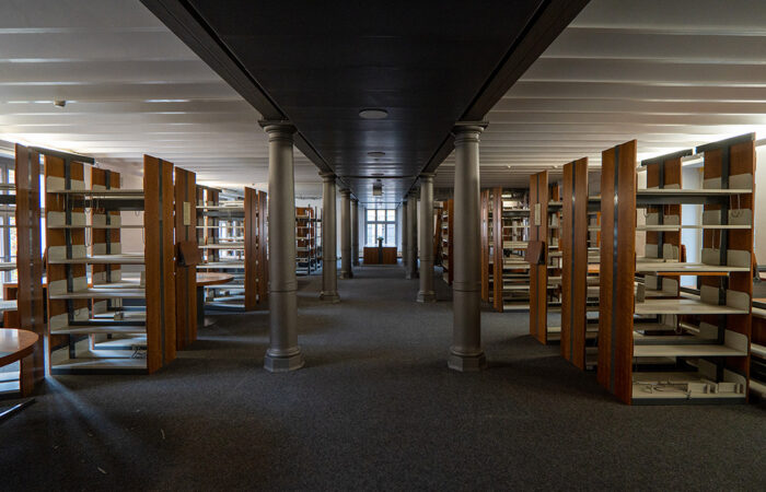 Freihandbereich der Bibliothek mit leeren Regalen