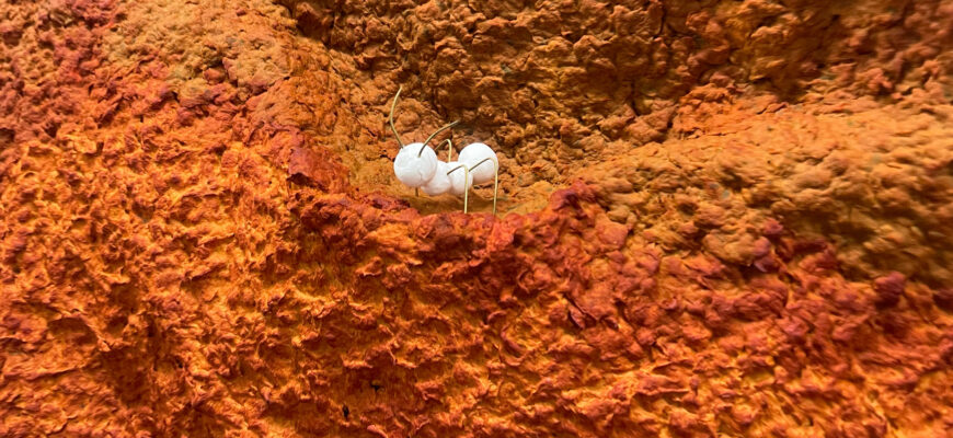 Einzelne Termite aus Watte auf dem künstlichen Termitenhügel