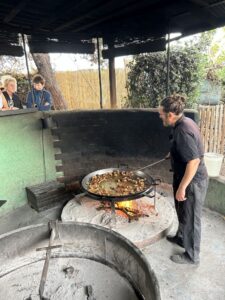 Paellazubereitung über offenem Feuer (Foto: Eva Weinholz)